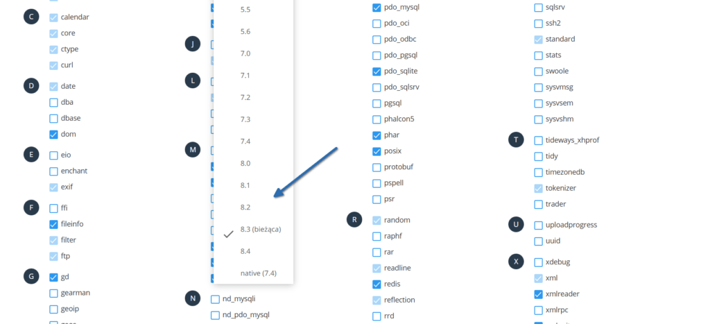 Widok panelu DirectAdmin z opcjami wyboru wersji PHP dla domeny