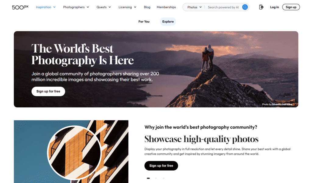 Interfejs strony 500px prezentujący profesjonalną fotografię krajobrazową.